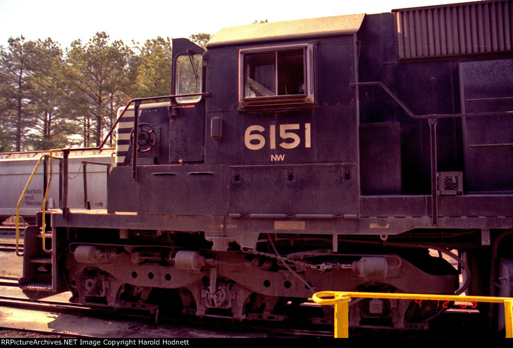 NS 6151, with NW sublettering, and a NW hopper passing by